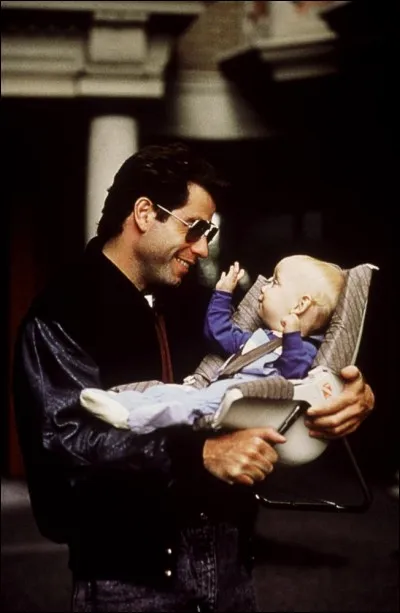 Dans la comédie "Allo maman, ici bébé", John Travolta exerce le métier de... ?
