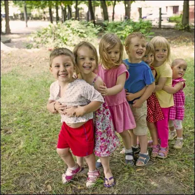 Qu'y a-t-il dans les cadeaux, souvent pour les enfants ?