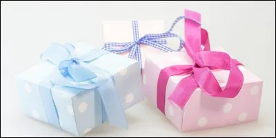 Ce qu'on décore, et c'est là, au pied, qu'il y a les fameux cadeaux !