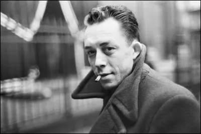 Quel ouvrage d'Albert Camus débute ainsi ? "Aujourd'hui, maman est morte. Ou peut-être hier, je ne sais pas. J'ai reçu un télégramme de l'asile : "Mère décédée. Enterrement demain. Sentiments distingués." Cela ne veut rien dire. C'était peut-être hier"