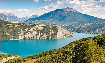 Quelle commune poss&egrave;de le lac de Serre-Pon&ccedil;on ?