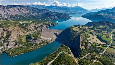 Quelle &eacute;tait, approximativement, la population des Hautes-Alpes en 2015 ? ... habitants