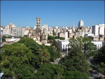 Cette ville d'Argentine, deuxi&egrave;me ville la plus peupl&eacute;e du pays avec 1,4 million d'habitants, &eacute;galement important centre culturel et &eacute;conomique, c'est :