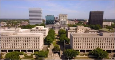Cette ville des Etats-Unis, capitale et plus grande ville de l'&Eacute;tat de Caroline du Sud, c'est :