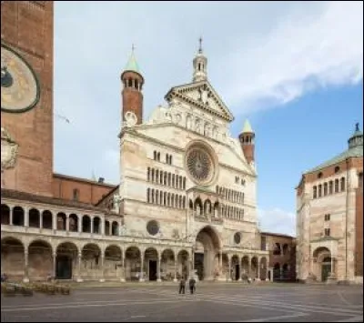 Dans cette ville italienne bord&eacute;e par le P&ocirc;, le "Museo Stradivariano" expose des violons con&ccedil;us par la famille Amati, ainsi que des Guarneri et des Stradivarius. C'est :