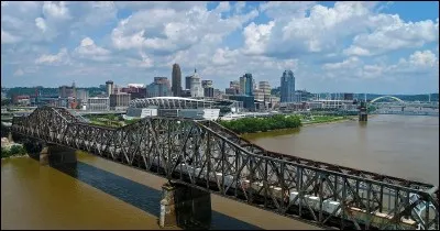 Cette ville am&eacute;ricaine situ&eacute;e au bord du fleuve Ohio, dans l'Etat du m&ecirc;me nom, entour&eacute;e d'une agglom&eacute;ration de 2 millions d'habitants, c'est :