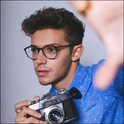 En 2016 il joue dans la série :