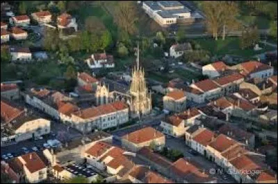 Lucie habite à Delme (Moselle). Elle porte alors le gentilé ...
