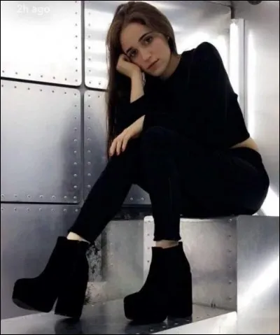 Elle est interprétée par :