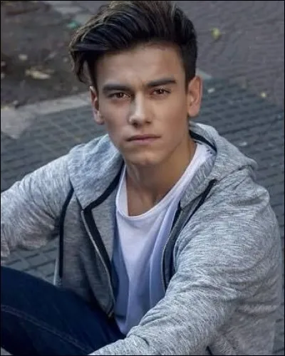 Il est interprété par :