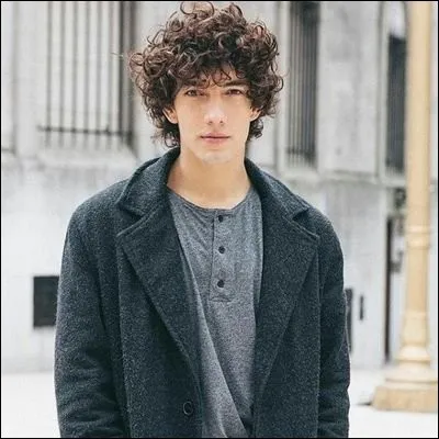 Il est interprété par :