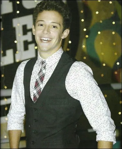 Il est interprété par :