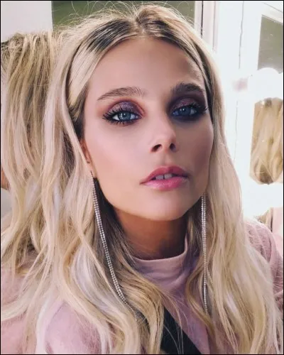 Elle est interprétée par :