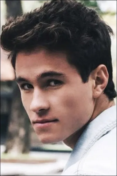 Il est interprété par :