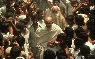 Dans "Gandhi", film indo-britannique de Richard Attenborough, sorti en 1982, qui incarne le Mahatma Gandhi ?