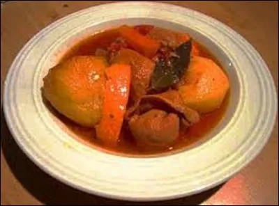 Cuisine : 
Mets composé d'abats d'agneau (panse et pieds) mijotés dans une sauce à la tomate, au vin blanc et aux herbes de Provence : les pieds paquets ou pieds et paquets, est une recette qui aurait été inventée par le cuisinier Louis Ginovès, en 1880. 
De quelle ville des Bouches-du-Rhône sont-ils une spécialité ?