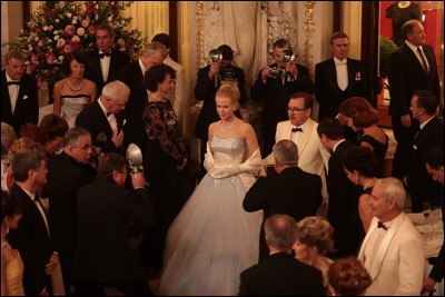 C'est un réalisateur français qui a dirigé le film "Grace de Monaco", avec Nicole Kidman (Grace) et Tim Roth (Rainier)...
