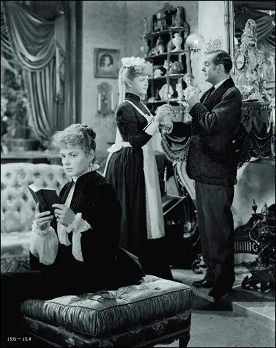 "Hantise" est un thriller victorien de 1944, réalisé par George Cukor. Dans une ambiance très mystérieuse, est-ce l'histoire d'une maison hantée ou d'une machination ?