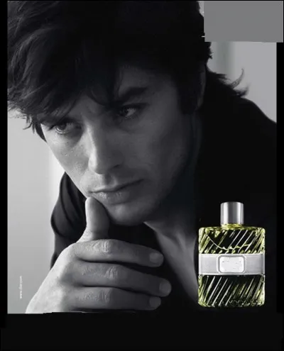 Pour la publicité de quelle eau de toilette, a-t-on enlevé la cigarette d'Alain Delon, sur sa photo ?