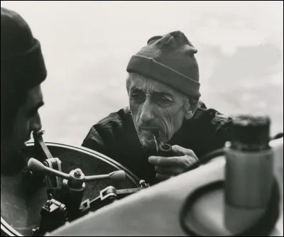 Sur quel navire fumait-il sa pipe ?