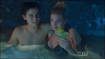 Combien de personnes attaquent les quatre amis lors de leur séjour à la maison du lac ?