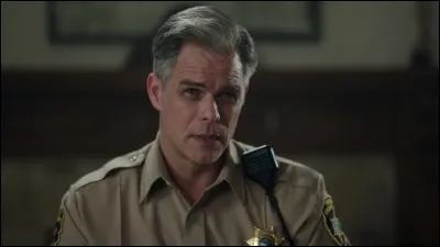 Avec qui le shérif Keller entretient-il un relation cachée?