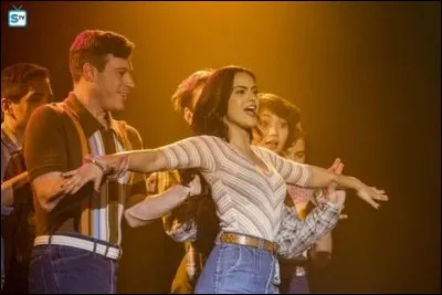 Quel parent décide de participer à la comédie musicale des élèves de Riverdale High ?