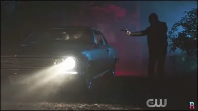 Qui sauve Midge de la Cagoule noire au début de la série ?