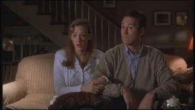 Dans "In and out", une comédie, un enseignant sur le point de se marier découvre qu'il serait peut-être... gay, aux dires de l'un de ses anciens élèves ! L'une des preuves qu'il découvre est... ?