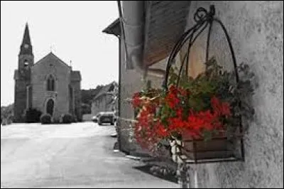 Nous flânons bien tranquillement dans les rues de Salagnon. Village Isérois, il se situe en région ...