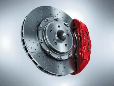 Parmi ces voitures laquelle a la meilleure performance de freinage (de 100 km/h à 0 km/h) ?