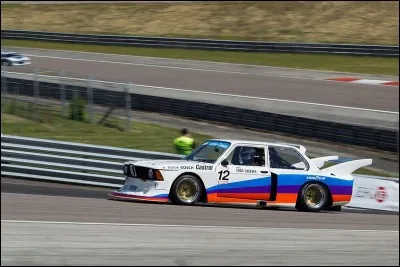 Parmi ces logos lequel n'appartient pas au même groupe ?