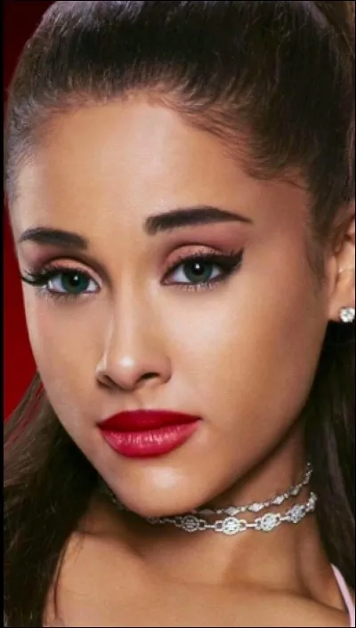 Quelle est la couleur des yeux d'Ariana Grande ?
