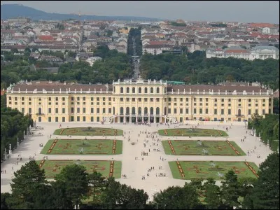 En 1897, qui est à l'origine de la fondation d'un groupe de peintres, de sculpteurs et d'architectes nommé la Sécession de Vienne ?