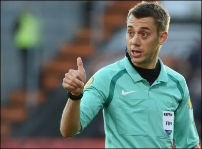 Quel est le salaire mensuel fixe brut d'un arbitre de Ligue 1 ?(sans les primes par match)