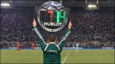 Quel est le nom du sponsor sur les panneaux du quatri&egrave;me arbitre en Ligue 1 ?