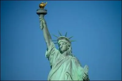 Que tient dans la main la statue de la Liberté ?