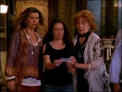 Dans l'épisode ''Forever Charmed'', combien de fois Piper voyage-t-elle dans le temps avant de sauver ses sœurs ?