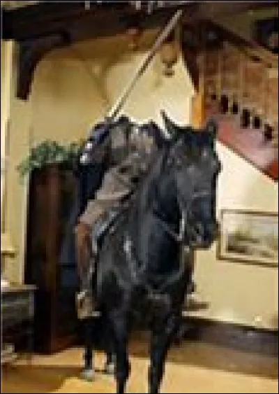 Dans l'épisode ''Le cavalier sans tête'', quel animal voit Phoebe lorsqu'elle entre dans l'école de magie ?