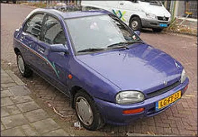 Durant quelle décennie est sortie cette Mazda 121 de troisième génération ?