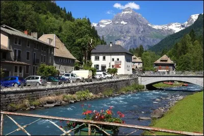 Fer à Cheval est un fleuve.