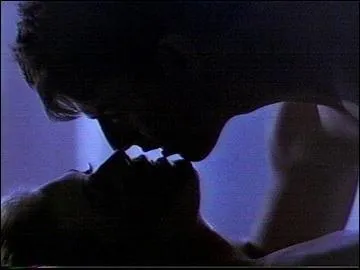 Quelle actrice Tom Cruise embrasse-t-il dans 'Top Gun' ?