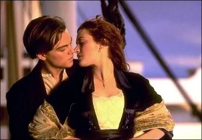 Ne quittons pas Leonardo DiCaprio si vite... Quel est le nom du personnage qu'il embrasse ainsi dans le film 'Titanic' ?