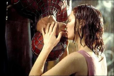 Quel personnage embrasse Spiderman la tte  l'envers ?