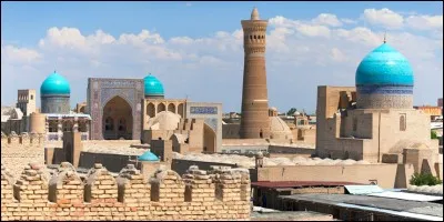 Cette ville d'Asie centrale, en Ouzbékistan, située au milieu d'une oasis, à la limite orientale du désert de Kyzyl Kum, d'une grande richesse historique et culturelle, c'est :