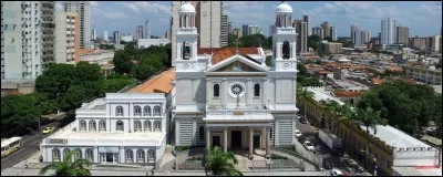 Cette ville brésilienne peuplée de 1,4 million d'habitants, située dans le nord du pays, sur l'estuaire des fleuves Tocantins et Pará, près de l'embouchure de l'Amazone, c'est :