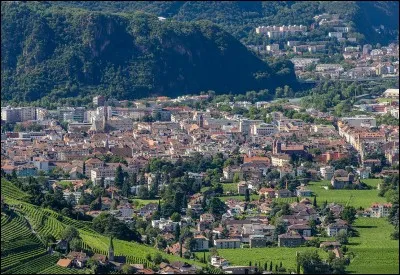 Cette ville italienne de 100 000 habitants, située dans le Haut-Adige et entourée par les sommets des Dolomites, dont le quart de la population est germanophone, c'est :