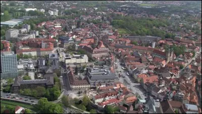 Cette ville allemande, en Bavière, capitale de la Haute-Franconie, dans laquelle se déroule chaque année un important festival, consacré aux oeuvres de Richard Wagner, c'est :