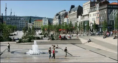 Combien y avait-il d'habitants à Clermont-Ferrand en 2016 ?