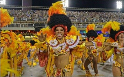 Lors du carnaval de Rio de Janeiro, au Brésil, quel défilé se déroule sur le sambodrome Marquês de Sapucaí ?